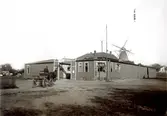 Ur byggmästare Johannes Nilssons fotoalbum från 1914. AB Varbergs Expressbyrå från 1904 i Lilla Kari, hörnet Magasinsgatan-Östra Långgatan. I bakgrunden står GOE Nordbloms kvarn från 1867 som brann 1925 men vars existens ekar genom grannkvarteret Kvarnhyddan  och Kvarngränd nordöst om båda kvarteren.

Mannen i hästekipaget vänder sig mot fotografen och i fönstret på det avfasade hörnet står en kvinna.