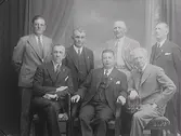 Föreningsgrupp. Hantverksföreningens styrelse. Stående fr v : rörläggningsentreprenör Oscar Dahlberg, plåtslagaremästare Carl Löeb, lokmästare Anton Larsson och urmakare Knut Lundgren. Sittande fr h bryggmästare Ivar Camitz, guldsmed John Victorin och elektriker Einar Barre.