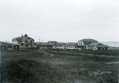 Ur byggmästare Johannes Nilssons fotoalbum från 1914. Kustsanatoriet Apelviken med Lilla Apelviken i bakgrunden.