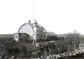 Ur byggmästare Johannes Nilssons fotoalbum från 1914. Mariedals gård vid Danska Vägen i nuvarande kv Forellen. Huset uppfördes 1911 och ritades av arkitekt Gottfrid Ljunggren. Beställare var trädgårdsmästare August Sandgren. Bilden är tagen mot väster och som synes var omgivningarna då helt rurala. Till höger ur bild går Danska vägen och på andra sidan ligger Påskberget. Sandgrens