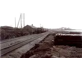 Ur byggmästare Johannes Nilssons fotoalbum från 1914. Norra stationshuset som tillhörde Varberg-Ätrans järnväg. Linjen invigdes 1911 och hade då egen vändskiva och en enkel lokverkstad. Från 1914 blev stationen överflödig för banan sträcktes då ut fram till Varbergs station. Bilden tagen mot söder med hamnen och fästningen i bakgrunden.