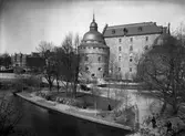 Vy över besökare i Slottsparken och Örebro slott, 1930-tal