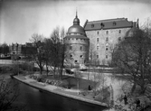 Vy över besökare i Slottsparken och Örebro slott, 1930-tal