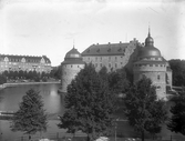 Utsikt över Centralpalatset och Örebro slott från Stora hotellet, 1930-tal
