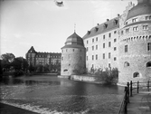 Centralpalatset syns bakom Örebro slott, 1930-tal