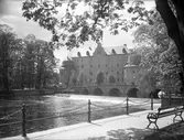 Slottsparken, kanslibron och Örebro slott ses från centralparken, 1930-tal