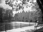 Slottsparken, kanslibron och Örebro slott ses från centralparken, 1930-tal