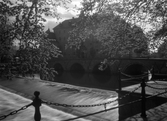 Strömmande vatten under kanslibron, sett mot Örebro slott, 1930-tal
