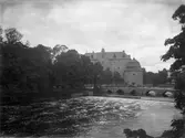 Häst och vagn körs över kanslibron vid Örebro slott, 1930-tal