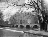 Vattnet strömmar under kanslibron vid Örebro slott, 1920-tal