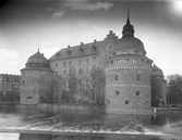 Örebro slott mitt i Svartån, sett från Storbron, 1930-tal