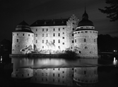 Nattbild av Örebro Slott, sett från Storbron, 1930-tal