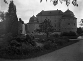Statyn Befriaren i Centralparken med Örebro slott i bakgrunden, 1930-tal