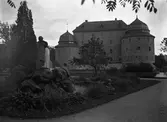 Statyn Befriaren i Centralparken med Örebro slott i bakgrunden, 1930-tal