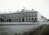 Ur byggmästare Johannes Nilssons fotoalbum från 1914. Varbergs Rådhus vid torget med Torggatan till höger. Det uppfördes 1865 efter den stora stadsbranden 1863. Ritningarna utfördes av Frans Jacob Heilborn som blev stadsarkitekt efter branden.