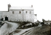 Ur byggmästare Johannes Nilssons fotoalbum från 1914. Norra sidan av den medeltida borgen, även kallad Varbergs slott, som greve Jakob uppförde 1287-1300. Till vänster om den stängda porten står en vaktkur.