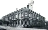 Ur byggmästare Johannes Nilssons fotoalbum från 1914. Varbergshotell i korsningen Borgmästaregatan-Drottninggatan, kv Kommerserådet. Hotellet startades på 1870-talet av Albertina Svensson men brand utbröt 1898 och denna hotellbyggnad byggdes 1899 med Nilsson som byggmästare. Albertina fortsatte verksamheten till 1905. På taket ses en anordning för telegrafstationen i hotellet.