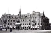 Ur byggmästare Johannes Nilssons fotoalbum från 1914. Varbergs stadshus och -hotell uppfört 1902 vid Kungsgatan längs torget under Nilssons ledning utifrån arkitekt Ola Andersons ritningar. Initiativet till byggnaden togs av politikern och organisten Alfred Lundgren som lämnade in en motion till Stadsfullmäktige 1898 om ett stadshotell. Med butiker i gatuplan skulle det kunna bli inkomstbringande, menade han och huset borde även rymma en stor festsal för olika möten och evenemang. Ingenjör Hugo Gerlach, ordförande i Stadsfullmäktige, såg till att stadens första offentliga elverk installerades i källaren.

I Varbergsposten den 30 september 1902 återges att särskilt tack riktades ”[…] åt byggmästare Nilsson för det högst förtjänstfulla sätt varpå han fullgjort sitt åtagande, och ej minst för hans omtanke att för specialarbeten anlita de skickligaste fackmän”. Byggnaden benämndes som Stadshus fram till 1954, då stadsförvaltningen flyttade till det gamla Läroverket, och därefter har kallats Stadshotellet.