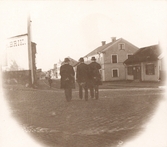 Enköping, Kyrkogatan sedd från korsningen med Rådhusgatan, Enköping, ca 1895-1900.