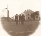 Enköping, Kyrkogatan sedd från korsningen med Rådhusgatan, Enköping, ca 1895-1900.