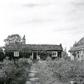 Båtsman Glads stuga, före detta Galejas. Fönstret till höger upptaget. Landsfiskal Nils Lindbergs stuga 1940.