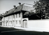 Kreugerska huset på ursprunglig plats; fasad och plank mot Östra Sjögatan.