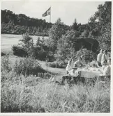 Sommarstuga vid Viktor Larssons ladugård i Bölet, okänt årtal. Det finns fler foton på stugan. Det var släktingar till Larssons från Göteborg, som hyrde stugan. Uppgifter från Lily Edvardsson, född 1920. Hennes bror var tidigare fotograf.