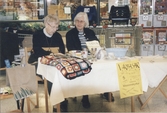 Missionskyrkans vårbasar på Obs! i Kållered i 2003. Två kvinnor sitter bakom ett bord. Från vänster: Lena Lundegard och Ann-Marie Karlsson.
