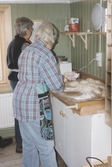 Bakning utförs av två kvinnor från Kållereds Missionsförsamling i Vallda bakstuga 1970-tal. Från vänster: Ulla Öqvist samt Ann-Marie Karlsson.