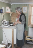 Brödbakning utförs av Ulla Öqvist från Kållereds Missionsförsamling i Vallda bakstuga 1970-tal.