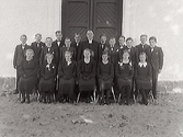 Konfirmandgrupp i Valinge år 1939 framför kyrkporten.