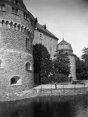Man står vid kanonerna vid Örebro slott, sett från kvarnbron, 1930-tal