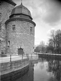 Karolinska skolan skymtas bakom Örebro slott, 1930-tal