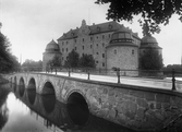 Två gossar står på kanlibron vid Örebro slott, 1930-tal