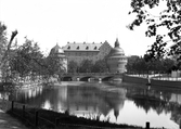 Örebro slott bakom storbron sett från Frimurareholmen, 1930-tal