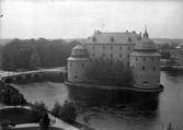 Trähus i Centralparken, Örebro slott och Örebro kvarn sett från centralpalatset, 1920-talet