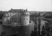 Vy över Örebro slott med statyn av Karl XIV Johan till höger, 1930-tal