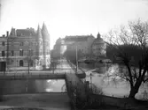 Frimurarebron och Norra Standgatan leder förbi Allehandaborgen mot Örebro slott, 1930-tal