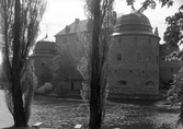 Örebro slott från sett genom centralparkens träd, 1930-tal