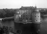 Vy över Örebro slott och människor på Kanslibron, 1930-tal