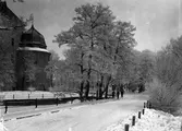 Snön ligger i slottsparken och Örebro slott, 1930-tal 