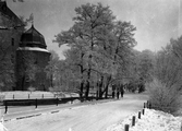 Snön ligger i slottsparken och Örebro slott, 1930-tal 