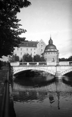 Örebro slott och storbron sett från Norra Strandgatan, 1930-tal