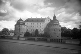 Husarstallarnas tak syns till vänster om Örebro slott, 1910-tal
