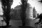 Örebro slott skuggas av träd i centralparken, 1930-tal