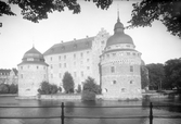 Centralpalatset skymtas bakom Örebro slott sett från Engelbrektsgatan, 1930-tal