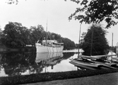 Örebro III passerar segelbåtar vid Ekolmen i Svartån, 1930-tal