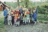 Kållereds Missionsförsamlings nyingar (blivande scouter) är utanför Rune och Ann-Marie Karlssons gård i Labacka, år 2000. Till höger ses Ingela Nilsson och Berit Thalenius.