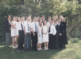 Konfirmationsdeltagare står utanför Kållereds Missionskyrka (senare Ekenkyrkan) år 2001. Pastor Kerstin Sjöbratt står till höger.