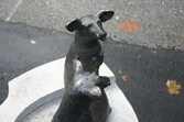 Skulptur av hund i Almby, 2005